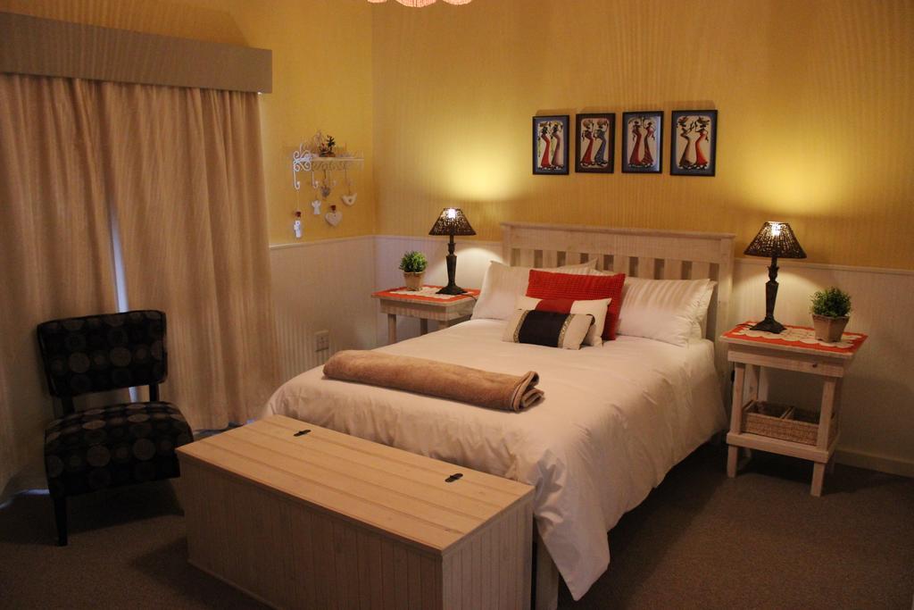 Smuts Ave. Guest Rooms ヘルマナス エクステリア 写真