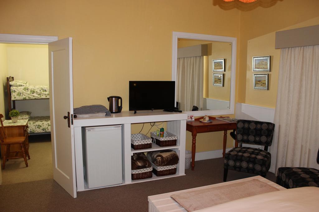 Smuts Ave. Guest Rooms ヘルマナス エクステリア 写真