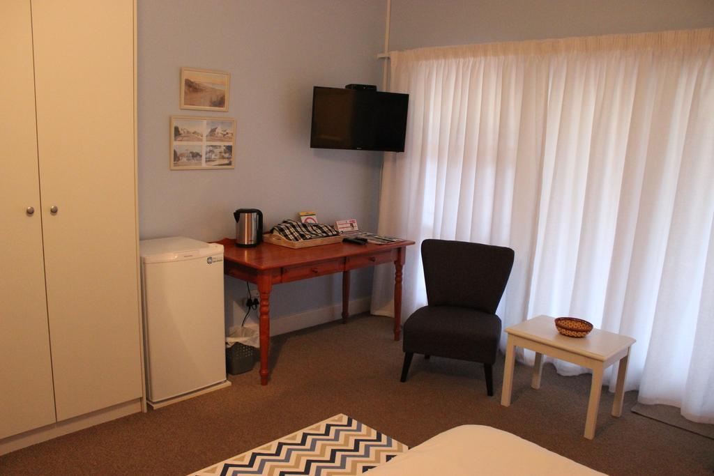 Smuts Ave. Guest Rooms ヘルマナス エクステリア 写真