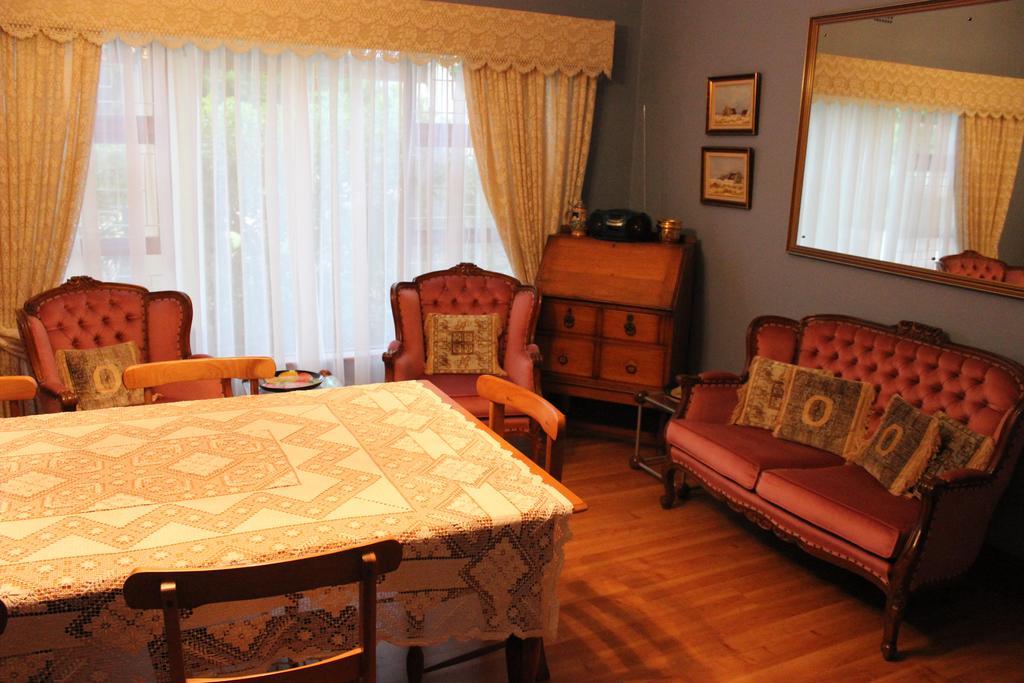 Smuts Ave. Guest Rooms ヘルマナス エクステリア 写真